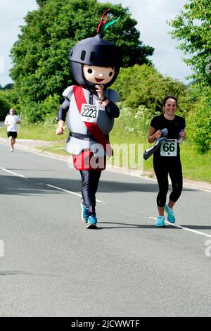 Läufer beim Straßenrennen 2022 Two Castles 10K, Warwickshire, Großbritannien Stockfoto