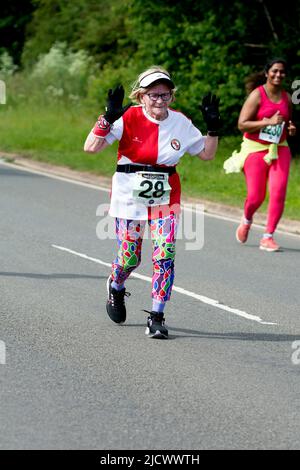 Läufer beim Straßenrennen 2022 Two Castles 10K, Warwickshire, Großbritannien Stockfoto