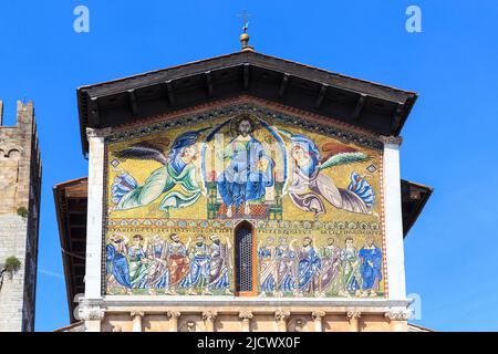 LUCCA, ITALIEN - 16. SEPTEMBER 2018: Dies ist ein altes Mosaik von Christus und den Aposteln an der Fassade der Basilika von San Frediano. Stockfoto