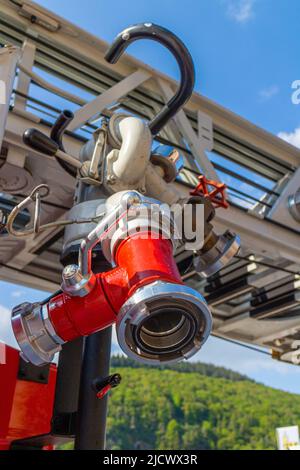 Detailansicht einer drehleiter der deutschen Feuerwehr mit Hochdruckwasserverteiler Stockfoto