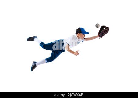 Studio-Aufnahme von sportlichem Kind, Anfänger Baseballspieler in Sportuniform spielen Baseballspiel isoliert auf weißem Hintergrund. Konzept des Sports, Leistungen Stockfoto