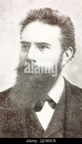 Porträt von Wilhelm Conrad Röntgen. Wilhelm Conrad Röntgen (1845 – 1923) war ein deutscher Maschineningenieur und Physiker, der am 8. November 1895 elektromagnetische Strahlung in einem Wellenlängenbereich, der als Röntgenstrahlen oder Röntgenstrahlen bekannt ist, produzierte und detektierte, was ihm 1901 den ersten Nobelpreis für Physik einbrachte. Zu Ehren von Röntgens Leistungen nannte die Internationale Vereinigung für reine und angewandte Chemie (IUPAC) 2004 das Element 111, Roentgenium, ein radioaktives Element mit mehreren instabilen Isotopen, nach ihm. Auch die Einheit der Messroentgen wurde nach ihm benannt. Stockfoto