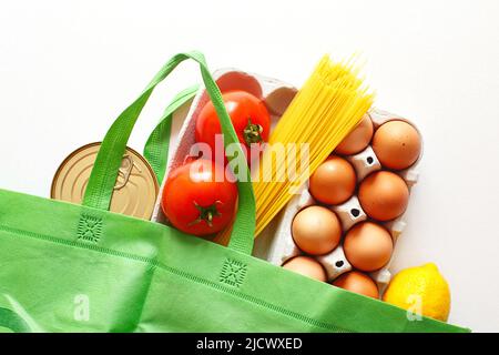 Volle grüne Tüte mit gesunden Lebensmitteln auf weißem Hintergrund. Top Ansicht. Obst, Gemüse, Eier Online-Shop. Ihr Text. Lebensmittel-Lieferung Stockfoto