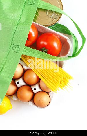 Volle grüne Tüte mit gesunden Lebensmitteln auf weißem Hintergrund. Top Ansicht. Obst, Gemüse, Eier Online-Shop. Ihr Text. Lebensmittel-Lieferung Stockfoto