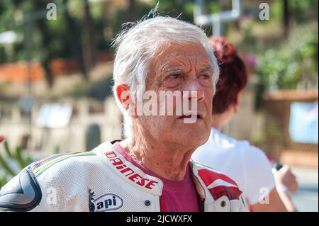 Giacomo Agostini nahm einige Tage vor seinem 80.. Geburtstag an der historischen Re-Inszenierung des Ospedaletti Circuit (Italien) Teil Stockfoto