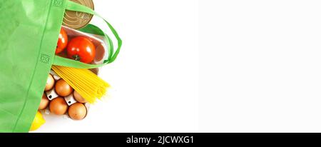 Volle grüne Tüte mit gesunden Lebensmitteln auf weißem Hintergrund. Top Ansicht. Obst, Gemüse, Eier Online-Shop. Ihr Text. Lebensmittel-Lieferung Stockfoto