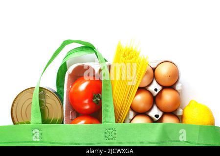 Volle grüne Tüte mit gesunden Lebensmitteln auf weißem Hintergrund. Top Ansicht. Obst, Gemüse, Eier Online-Shop. Ihr Text. Lebensmittel-Lieferung Stockfoto