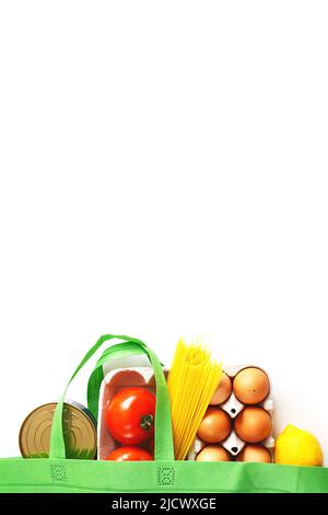 Volle grüne Tüte mit gesunden Lebensmitteln auf weißem Hintergrund. Top Ansicht. Obst, Gemüse, Eier Online-Shop. Ihr Text. Lebensmittel-Lieferung Stockfoto