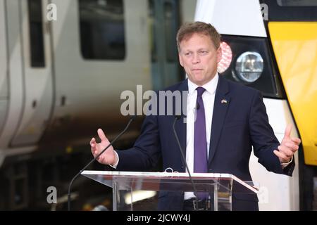 Transportsekretär Grant Shapps hält eine Rede, in der die Vision der Regierung zur Schaffung einer reformierten und modernisierten Eisenbahn in der Siemens Traincare Facility Mobility Division Rail Systems im Norden Londons darlegt wird. Bilddatum: Donnerstag, 16. Juni 2022. Stockfoto