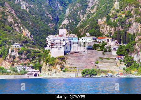 Nahaufnahme des orthodoxen Klosters am Berg Athos, der Agion Oros, dem Heiligen Berg, Chalkidiki, Griechenland. Blick vom Meer Stockfoto