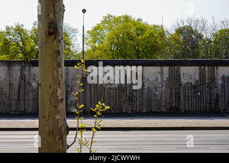 Gedenkstätte Berliner Mauer an der Bernauer Straße mit einem 60 Meter langen Abschnitt der ehemaligen Grenze, Berlin, Deutschland, 2.5.22 Stockfoto