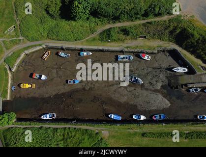 Boote bei Ebbe im Hafen von Seaton Sluice in Northumberland, an dem es den Prognosen zufolge der heißeste Tag des Jahres ist. Bilddatum: Donnerstag, 16. Juni 2022. Stockfoto