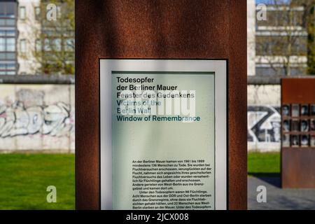 Gedenkstätte Berliner Mauer an der Bernauer Straße mit einem 60 Meter langen Abschnitt der ehemaligen Grenze, Berlin, Deutschland, 2.5.22 Stockfoto