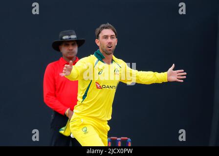 Kandy, Sri Lanka. 16.. Juni 2022. Der Australier Glenn Maxwell reagiert während des ODI-Cricket-Spiels 2. zwischen Sri Lanka und Australien am 16.. Juni 2022 im Pallekele International Cricket Stadium in Kandy. Viraj Kothalwala/Alamy Live News Stockfoto