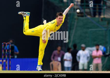 Kandy, Sri Lanka. 16.. Juni 2022. Der Australier Mitchell Swepson liefert am 16.. Juni 2022 beim ODI-Cricket-Spiel 2. zwischen Sri Lanka und Australien im Pallekele International Cricket Stadium in Kandy einen Ball aus. Viraj Kothalwala/Alamy Live News Stockfoto