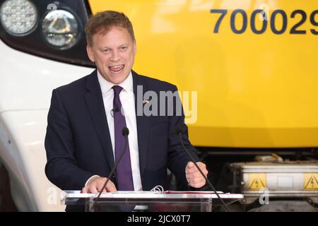 Transportsekretär Grant Shapps hält eine Rede, in der die Vision der Regierung zur Schaffung einer reformierten und modernisierten Eisenbahn in der Siemens Traincare Facility Mobility Division Rail Systems im Norden Londons darlegt wird. Bilddatum: Donnerstag, 16. Juni 2022. Stockfoto