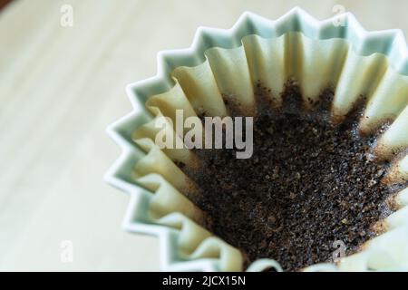 Gemahlener Kaffee in einem Kaffeetropfer zum Übergießen von Kaffee Stockfoto