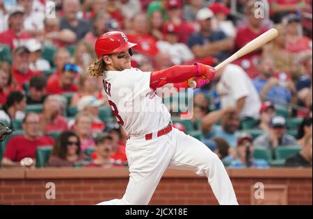 St. Louis Cardinals Harrison Bader schwingt und trifft im fünften Inning am Mittwoch, den 15. Juni 2022, im Busch Stadium in St. Louis ein Dreifaches gegen die Pittsburgh Pirates. Foto von Bill Greenblatt/UPI Stockfoto