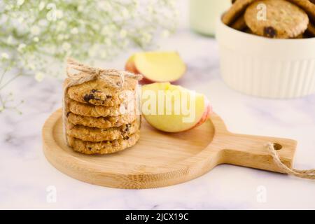 Haferflockenkekse mit Holzhintergrund.gesundes veganes Detox-Dessert auf hellem Hintergrund Stockfoto
