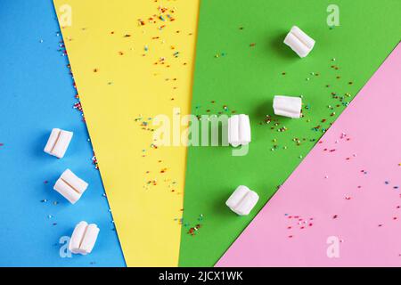 Farbige marmelallow Komposition auf einem bunten Hintergrund. Flat Lay, Urlaubskonzept Stockfoto