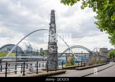 Newcastle Upon Tyne, Großbritannien: Wahrzeichen am Kai, darunter die Blacksmith's Needle, die Gateshead Millennium Bridge und die Tyne Bridge Stockfoto