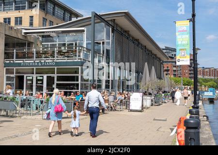 Leute, die gerne Zeit mit Spaziergängen am Kai an der Pitcher and Piano Bar in Newcastle upon Tyne, Großbritannien, verbringen. Stockfoto