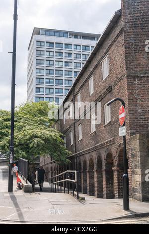 Außenansicht des Holy Jesus Hospitals mit dem modernen 55-Grad-Nordgebäude dahinter in Newcastle upon Tyne, Großbritannien. Stockfoto