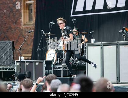 London, Großbritannien, Mittwoch, 15.. Juni 2022 Tom Fletcher von McFly tritt im Rahmen des Hampton Court Palace Festivals, Hampton Court, East Molesey, live auf der Bühne auf. Kredit: DavidJensen / Empics Unterhaltung / Alamy Live Nachrichten Stockfoto