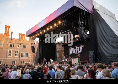 London, Großbritannien, Mittwoch, 15.. Juni 2022 McFly spielen live auf der Bühne im Rahmen des Hampton Court Palace Festivals, Hampton Court, East Molesey. Kredit: DavidJensen / Empics Unterhaltung / Alamy Live Nachrichten Stockfoto