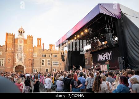 London, Großbritannien, Mittwoch, 15.. Juni 2022 McFly spielen live auf der Bühne im Rahmen des Hampton Court Palace Festivals, Hampton Court, East Molesey. Kredit: DavidJensen / Empics Unterhaltung / Alamy Live Nachrichten Stockfoto