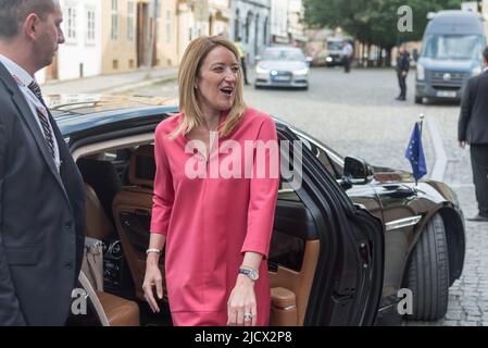 Prag, Tschechische Republik. 16.. Juni 2022. Die Präsidentin des Europäischen Parlaments Roberta Metsola, die in Prag aus dem Auto aussteigen wird. Der offizielle Besuch der Präsidentin des Europäischen Parlaments Roberta Metsola in Prag ist die erste Veranstaltung unter tschechischer Präsidentschaft des Rates der Europäischen Union im Jahr 2022. Die wichtigsten während des Besuchs diskutierten Themen waren die Prioritäten des tschechischen Ratsvorsitzes der Europäischen Union. Kredit: SOPA Images Limited/Alamy Live Nachrichten Stockfoto