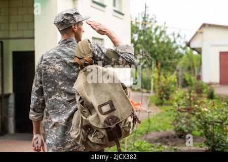 Soldatengrüße. Krieg, Armee, Militär, Wache Konzept. Stockfoto