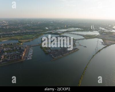 Amsterdam Steigereiland über der künstlichen Insel IJburg modernes Wohngebiet intelligentes Stadtbild am Wasser Ijmeer. Urban Häuser Gebäude Stadt Stockfoto