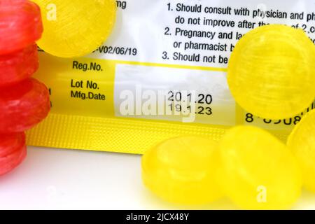 Fertigungs- und Ablaufdatum auf einige pharmazeutische Verpackungen. Stockfoto