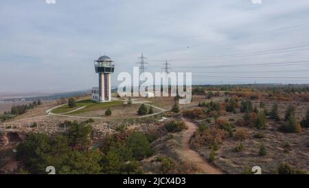 29 Dezember 2020 Eskisehir Türkei. Szeneturm im Stadtwald von Eskisehir zwischen den Kiefern Luftdrohnen-Ansicht Stockfoto