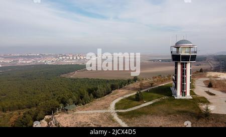 29 Dezember 2020 Eskisehir Türkei. Szeneturm im Stadtwald von Eskisehir zwischen den Kiefern Luftdrohnen-Ansicht Stockfoto