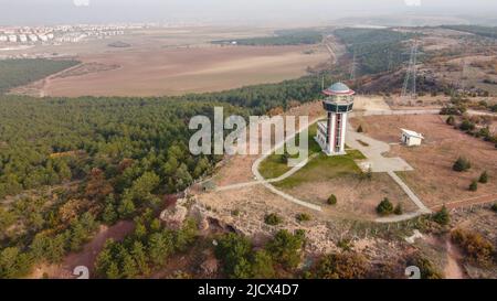 29 Dezember 2020 Eskisehir Türkei. Szeneturm im Stadtwald von Eskisehir zwischen den Kiefern Luftdrohnen-Ansicht Stockfoto