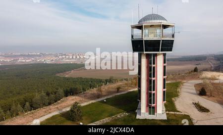 29 Dezember 2020 Eskisehir Türkei. Szeneturm im Stadtwald von Eskisehir zwischen den Kiefern Luftdrohnen-Ansicht Stockfoto