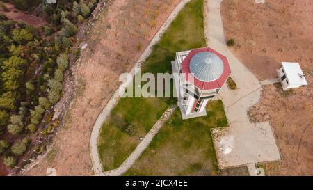 29 Dezember 2020 Eskisehir Türkei. Szeneturm im Stadtwald von Eskisehir zwischen den Kiefern Luftdrohnen-Ansicht Stockfoto