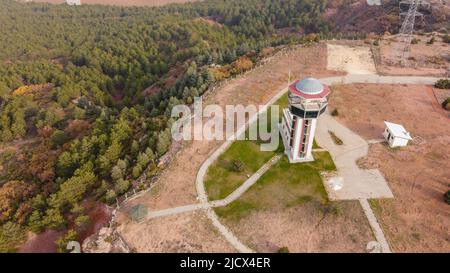 29 Dezember 2020 Eskisehir Türkei. Szeneturm im Stadtwald von Eskisehir zwischen den Kiefern Luftdrohnen-Ansicht Stockfoto