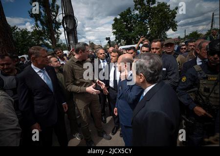 Region Kiew, Ukraine, 16. Juni 2022: Der französische Präsident Emmanuel Macron, der italienische Premierminister Mario Draghi und der deutsche Bundeskanzler Olaf Scholz gehen am 16. Juni 2022 mit dem Sondergesandten des ukrainischen Präsidenten Selenskyj Oleksiy Tschernyschow an zerstörten Gebäuden in Irpin, Region Kiew, Ukraine, vorbei. Der deutsche Bundeskanzler, der französische Präsident und der italienische Premierminister kamen am Donnerstagmorgen in kiew, der ukrainischen Hauptstadt, an, um mit dem ukrainischen Präsidenten zusätzliche Unterstützung für das von Russland angegriffene Land zu besprechen. Foto von Eliot Blondt/ABACAPRESS.COM Stockfoto