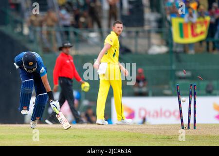 Kandy, Sri Lanka. 16.. Juni 2022. Dasun Shanaka aus Sri Lanka taucht beim ODI Cricket Match 2. zwischen Sri Lanka und Australien am 16.. Juni 2022 im Pallekele International Cricket Stadium in Kandy in seine Falte ein. Viraj Kothalwala/Alamy Live News Stockfoto