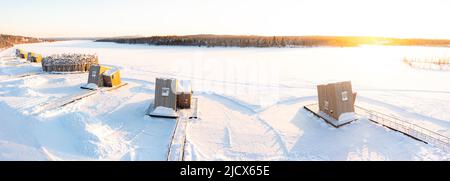 Holzkabinenzimmer des luxuriösen Arctic Bath Spa Hotels, schwimmend auf dem gefrorenen Fluss Lule, bedeckt mit Schnee, Harads, Lappland, Schweden, Skandinavien, Europa Stockfoto