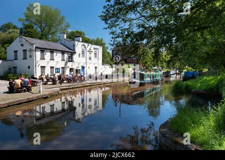 Ein Kanal-Schmalboot nähert sich dem Shroppie Fly Inn, Shropshire Union Canal, Audlem, Vereinigtes Königreich, Europa Stockfoto