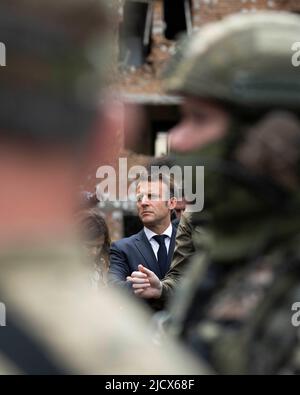 Region Kiew, Ukraine, 16. Juni 2022: Der französische Präsident Emmanuel Macron, der italienische Premierminister Mario Draghi und der deutsche Bundeskanzler Olaf Scholz gehen am 16. Juni 2022 mit dem Sondergesandten des ukrainischen Präsidenten Selenskyj Oleksiy Tschernyschow an zerstörten Gebäuden in Irpin, Region Kiew, Ukraine, vorbei. Der deutsche Bundeskanzler, der französische Präsident und der italienische Premierminister kamen am Donnerstagmorgen in kiew, der ukrainischen Hauptstadt, an, um mit dem ukrainischen Präsidenten zusätzliche Unterstützung für das von Russland angegriffene Land zu besprechen. Foto von Eliot Blondt/ABACAPRESS.COM Stockfoto