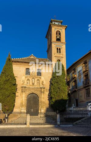 Kirche von San Gil y Santa Ana vom Santa Ana Platz im Stadtzentrum aus gesehen, Granada, Andalusien, Spanien, Europa Stockfoto