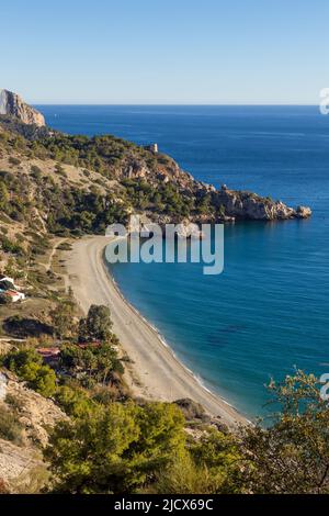 Erhöhter Blick auf den Strand von Cala del Canuelo, das Naturschutzgebiet Maro Cerro Gordo Cliffs, Andalusien, Spanien, Europa Stockfoto