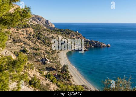 Erhöhter Blick auf den Strand von Cala del Canuelo, das Naturschutzgebiet Maro Cerro Gordo Cliffs, Andalusien, Spanien, Europa Stockfoto