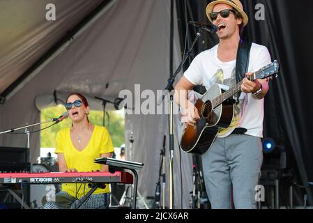 Ottawa, Kanada - 23. Juni 2013: Raine Maida, Leadsängerin von Our Lady Peace, tritt mit seiner Frau Chantal Kreviazuk beim Drachenboot-Rennen-Festival auf Stockfoto