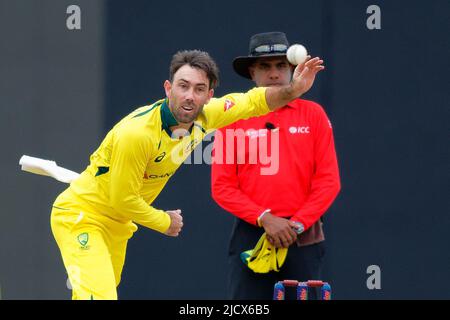 Kandy, Sri Lanka. 16.. Juni 2022. Der Australier Glenn Maxwell liefert am 16.. Juni 2022 im Pallekele International Cricket Stadium in Kandy beim ODI-Cricket-Spiel 2. zwischen Sri Lanka und Australien einen Ball aus. Viraj Kothalwala/Alamy Live News Stockfoto